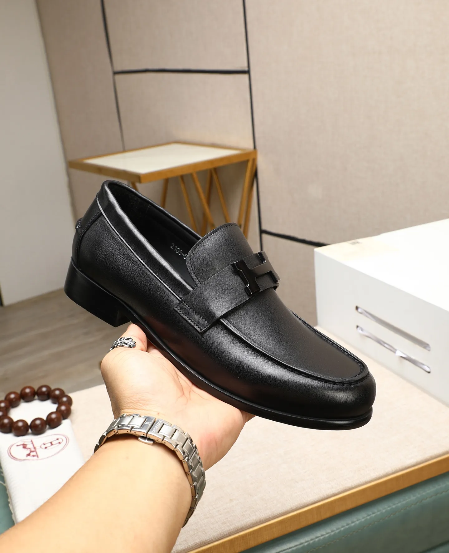 Men's shoes 💰620 Original quality Brand: Hermès Standard code: Men's code: 39.40.41.42.43.44 (38.45. Customized) Grade: Same style as the official website Original quality Material: Original cowhide Original breathable cowhide lining Original outsole Style category: Men's fashionable casual leather shoes Color: Actual picture